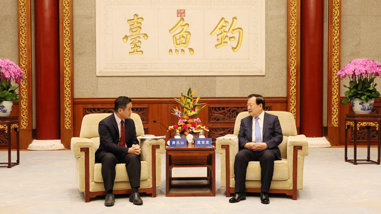 夏寶龍會(huì)見特首政策組組長(zhǎng)黃元山一行