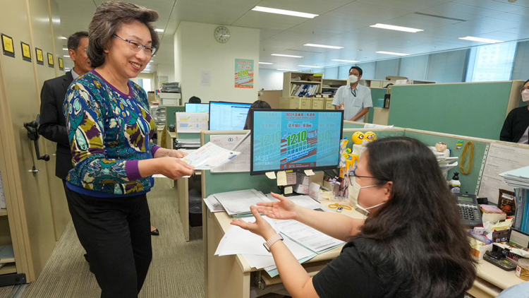 楊何蓓茵在政府總部「洗樓」宣傳 籲公務(wù)員區(qū)選踴躍投票