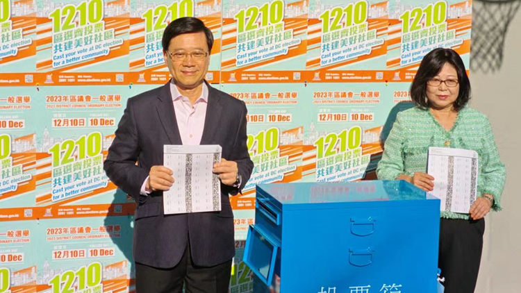 區(qū)議會選舉｜李家超與太太投票 冀巿民用手上一票選出可以幫助自己區(qū)議員