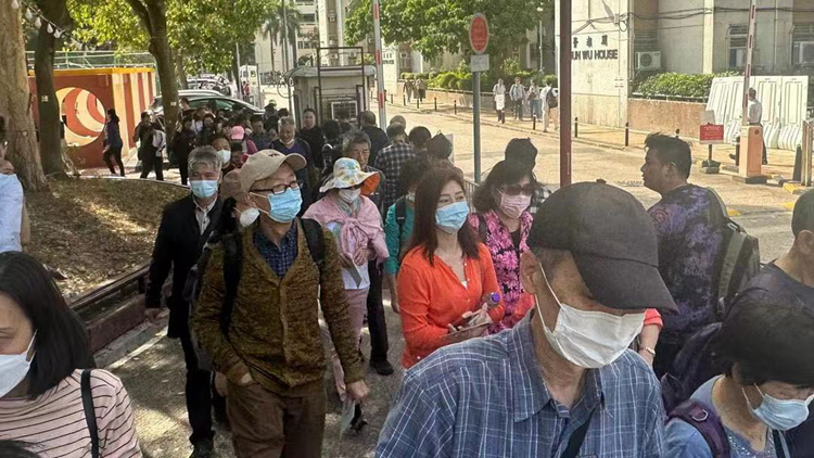 區(qū)議會(huì)選舉｜首2小時(shí)逾3300人鄰近邊境票站投票 居深圳港人稱(chēng)安排窩心