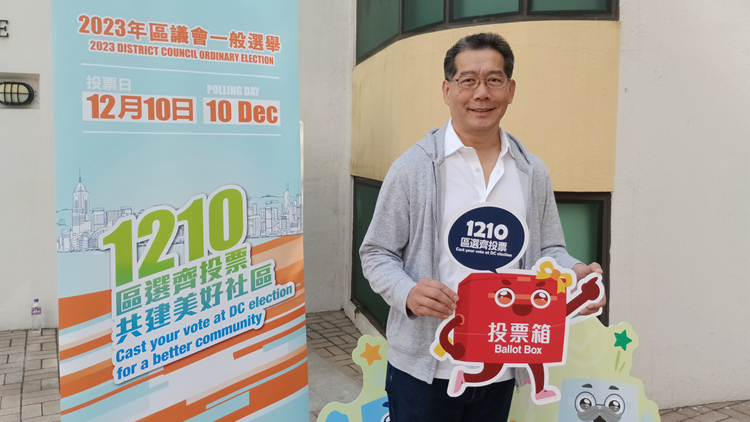 區(qū)議會(huì)選舉｜【圖片新聞】前商經(jīng)局局長(zhǎng)蘇錦樑投票