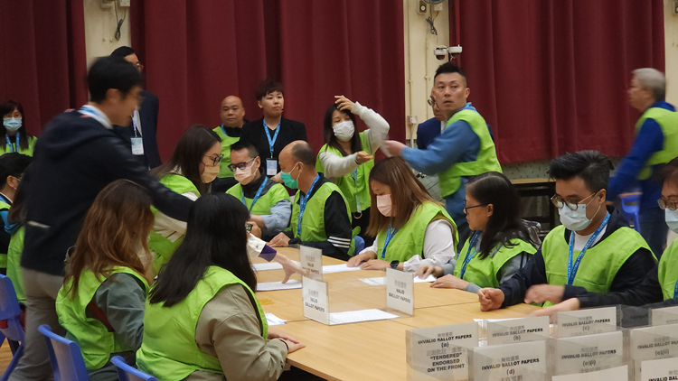 區(qū)議會選舉｜【有片】記者直擊伍華中學(xué)點(diǎn)票情況