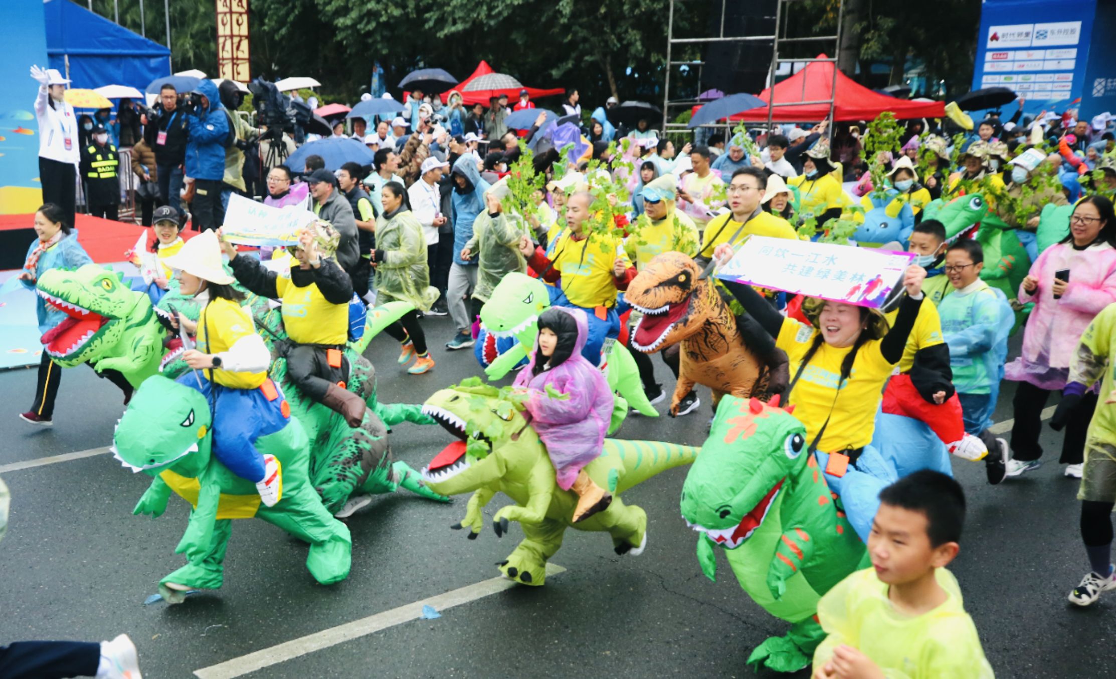 「恐龍」也來跑「河馬」 帶領(lǐng)大家去河源萬綠湖種樹