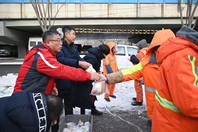 寒流里有「暖流」  瀋陽(yáng)鐵西區(qū)開(kāi)展「寒冬送溫暖」專(zhuān)項(xiàng)行動(dòng)