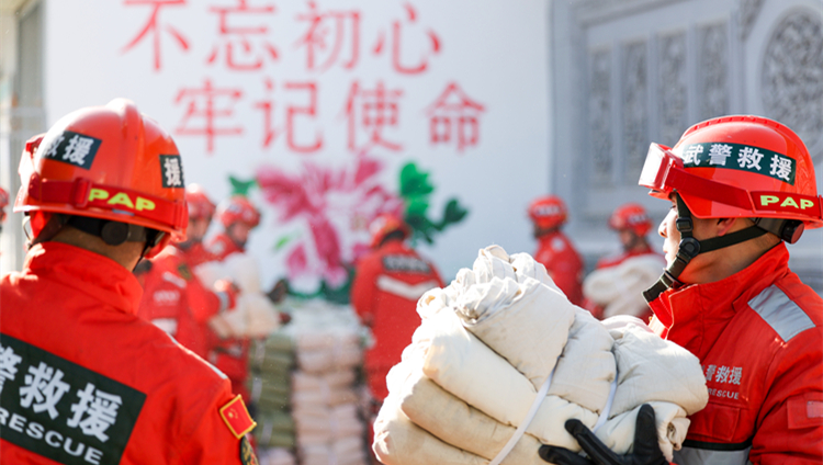 國家防災減災救災委員會辦公室、應急管理部協(xié)調(diào)向甘肅青海地震災區(qū)調(diào)運生活類救災物資