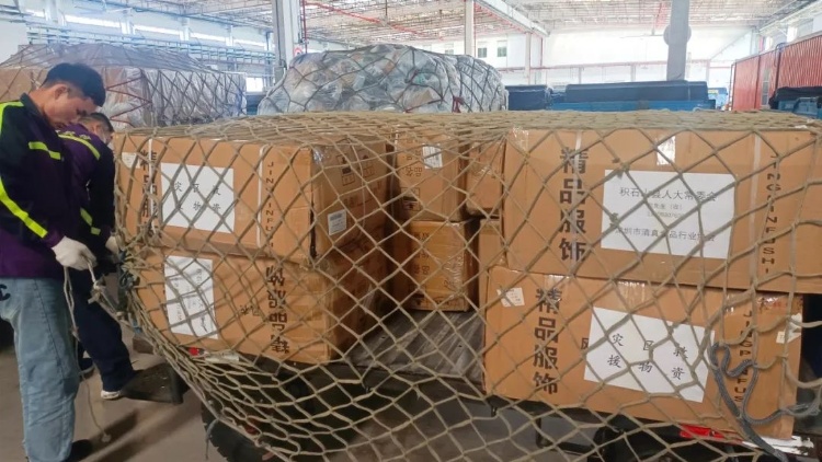 心繫災(zāi)區(qū)！深圳機場高效保障千餘件防寒衣物發(fā)往甘肅