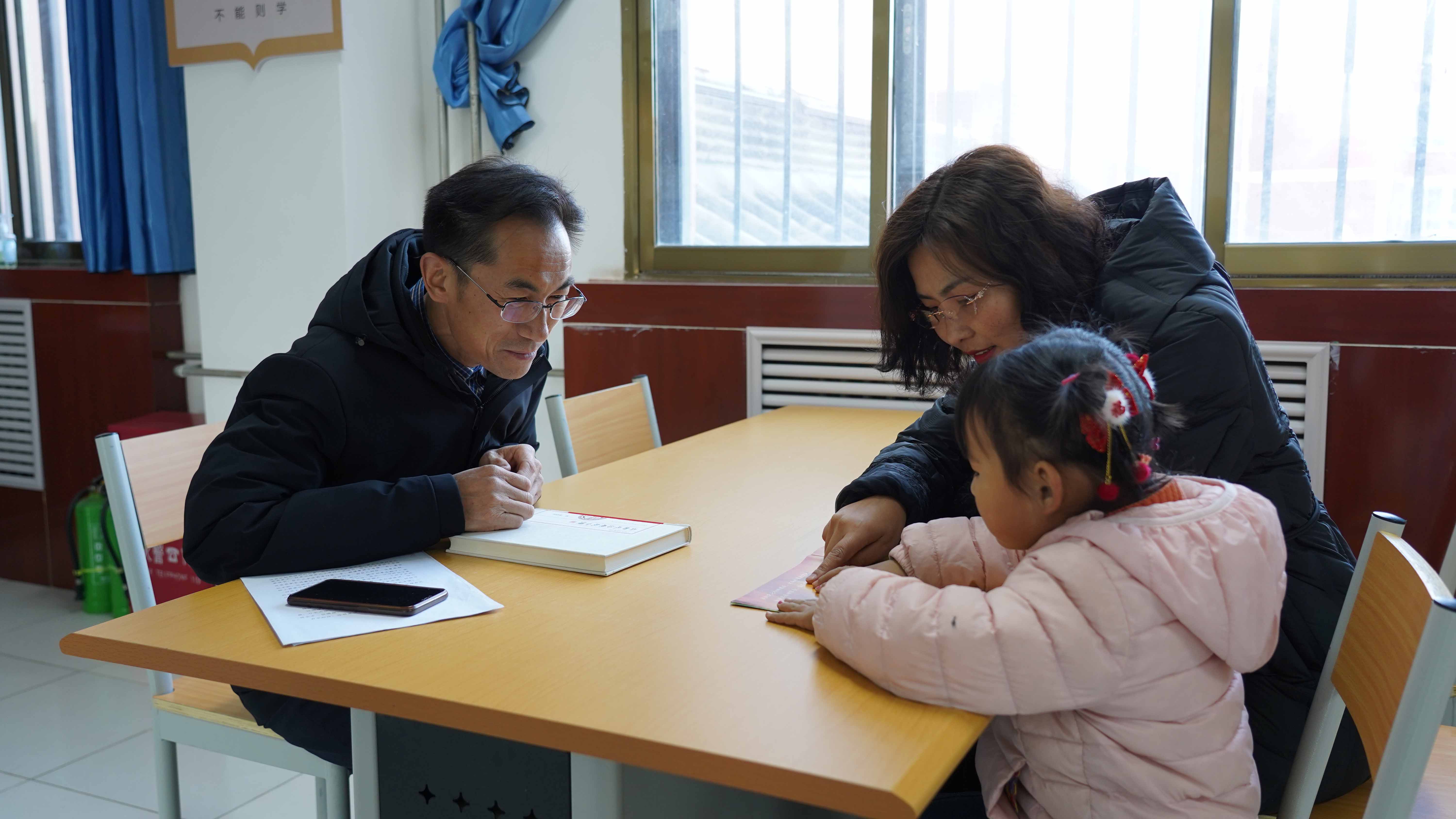 甘肅靜寧全民閱讀推廣人朱彥軍：培養(yǎng)興趣需「身教言傳」