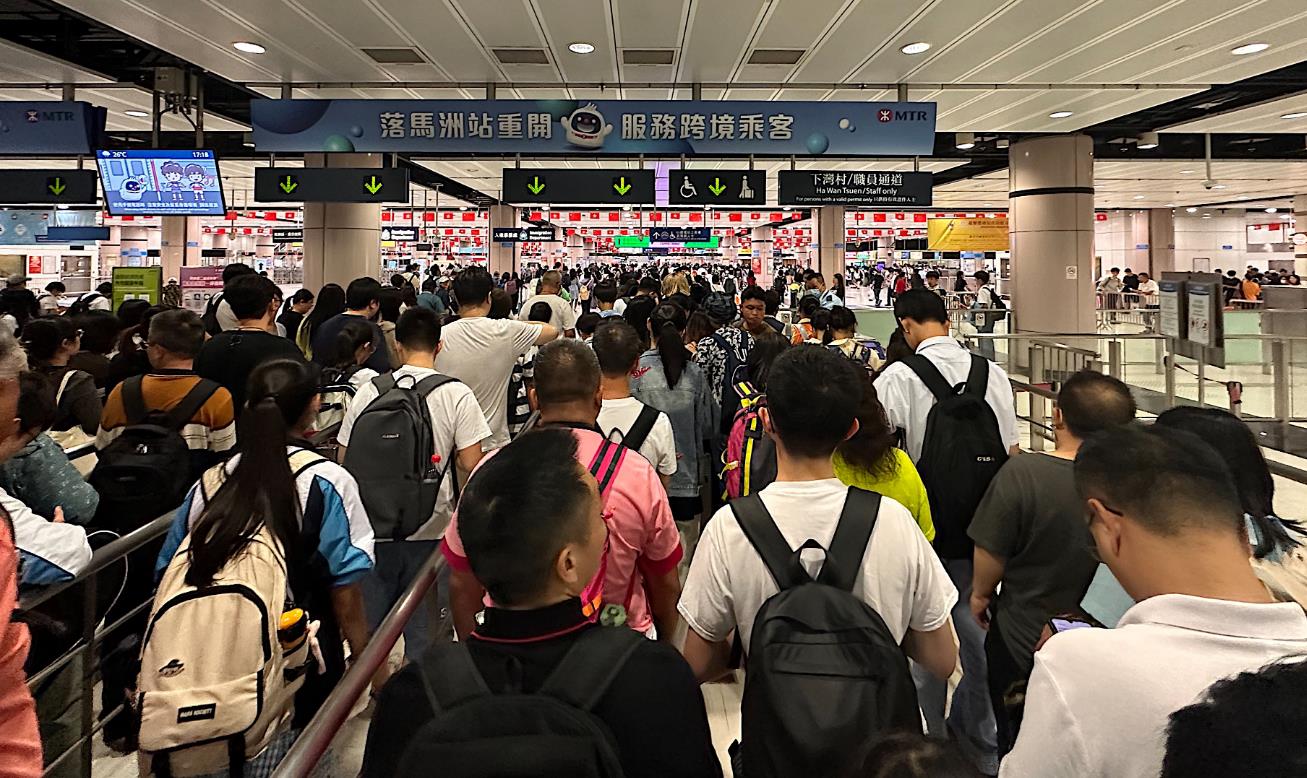 截至25日10時各口岸逾14萬人次出入境 逾10萬人出境