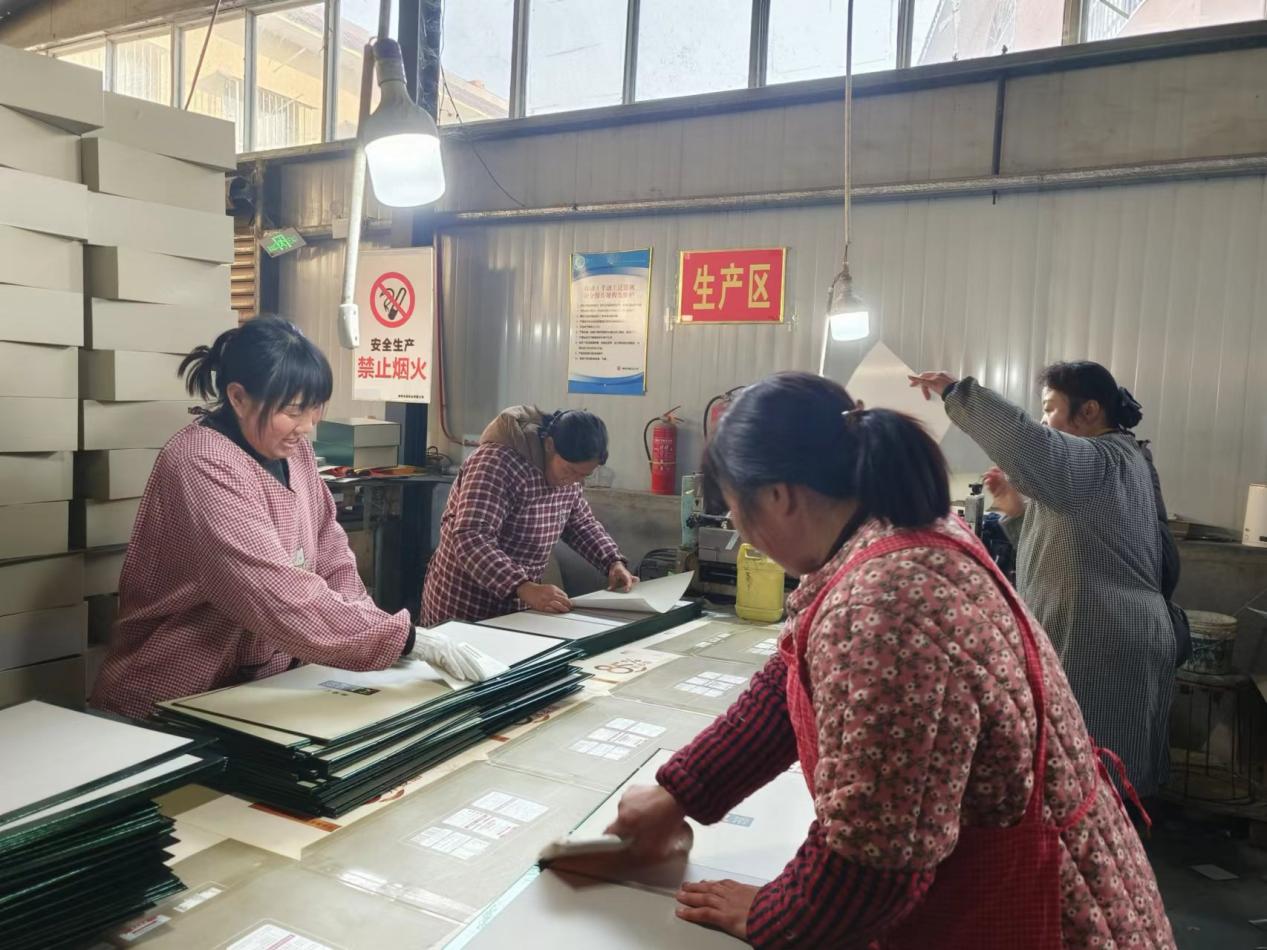 河南南召皇后鄉(xiāng)：「微工廠」創(chuàng)造「大幸?！? title=