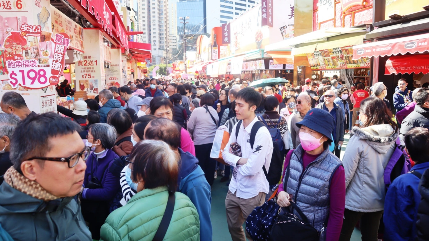 不少市民選擇留港消費(fèi) 工展會(huì)商戶對(duì)聖誕銷情喜憂參半