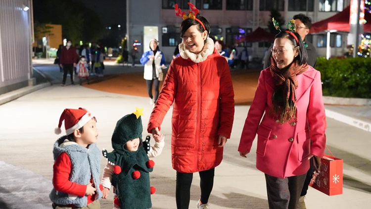 何永賢走訪元朗同心村︰看到居民笑臉 感受到過渡性房屋的意義