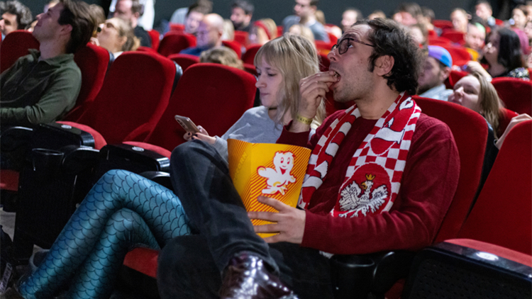 2024元旦檔預售票房突破5億元 港股電影股多數(shù)走強