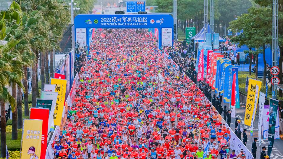 有片｜2萬名選手奔跑迎新年！2023深圳寶安馬拉松燃情開跑