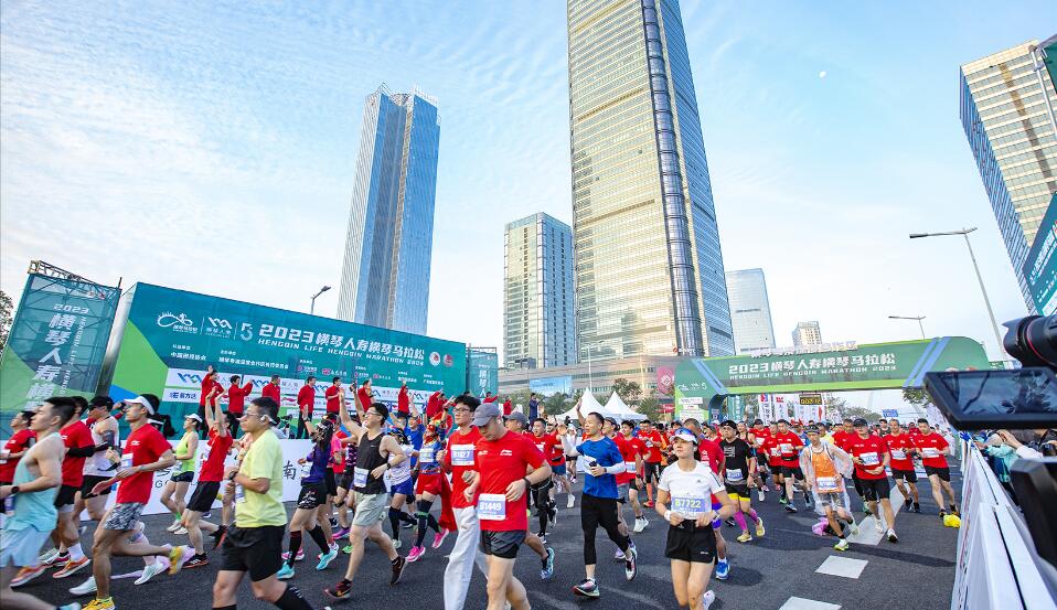 珠海2萬(wàn)人奔跑跨年 2023橫琴馬拉松燃情開(kāi)跑