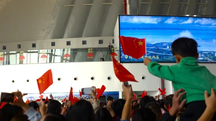 有片｜湛江徐聞港上演新年「快閃」 嶺師學(xué)生攜旅客深情祝福祖國