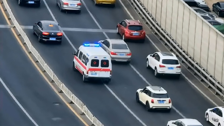一年有4047輛車主動避讓救護車！深圳「無憂避讓」機制讓車主「願意讓、放心讓」