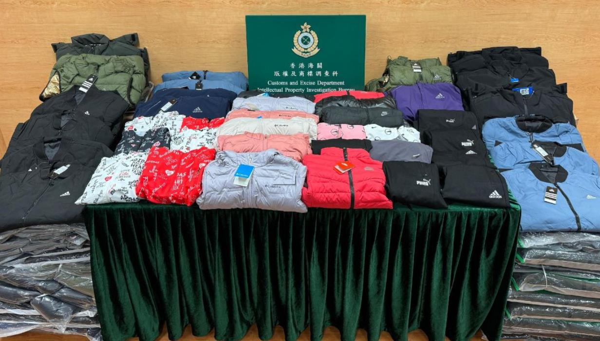 海關(guān)搗流動(dòng)小販檔及倉(cāng)庫(kù)拘2男 檢總值48萬(wàn)冒牌衣物