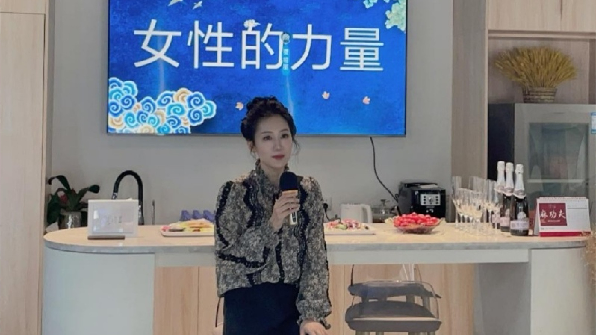 費(fèi)萼麗出席深圳灣畔學(xué)堂分享新書《女性的力量》