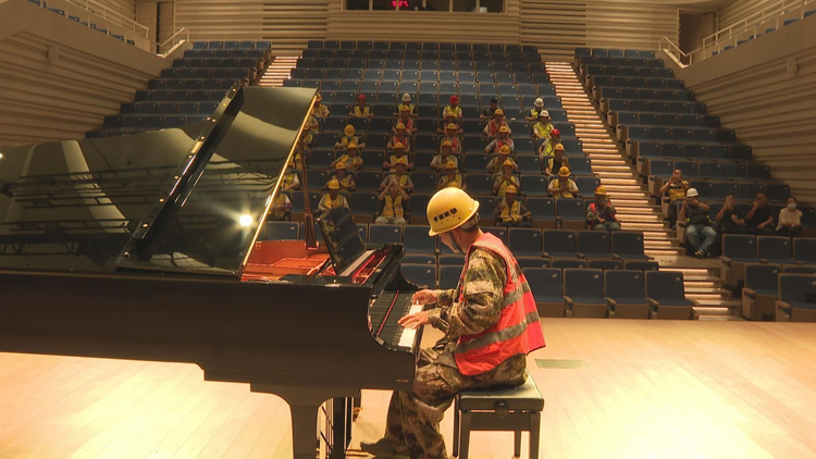 深圳街頭彈鋼琴的「網(wǎng)紅大叔」老易 收到了春晚邀請函！