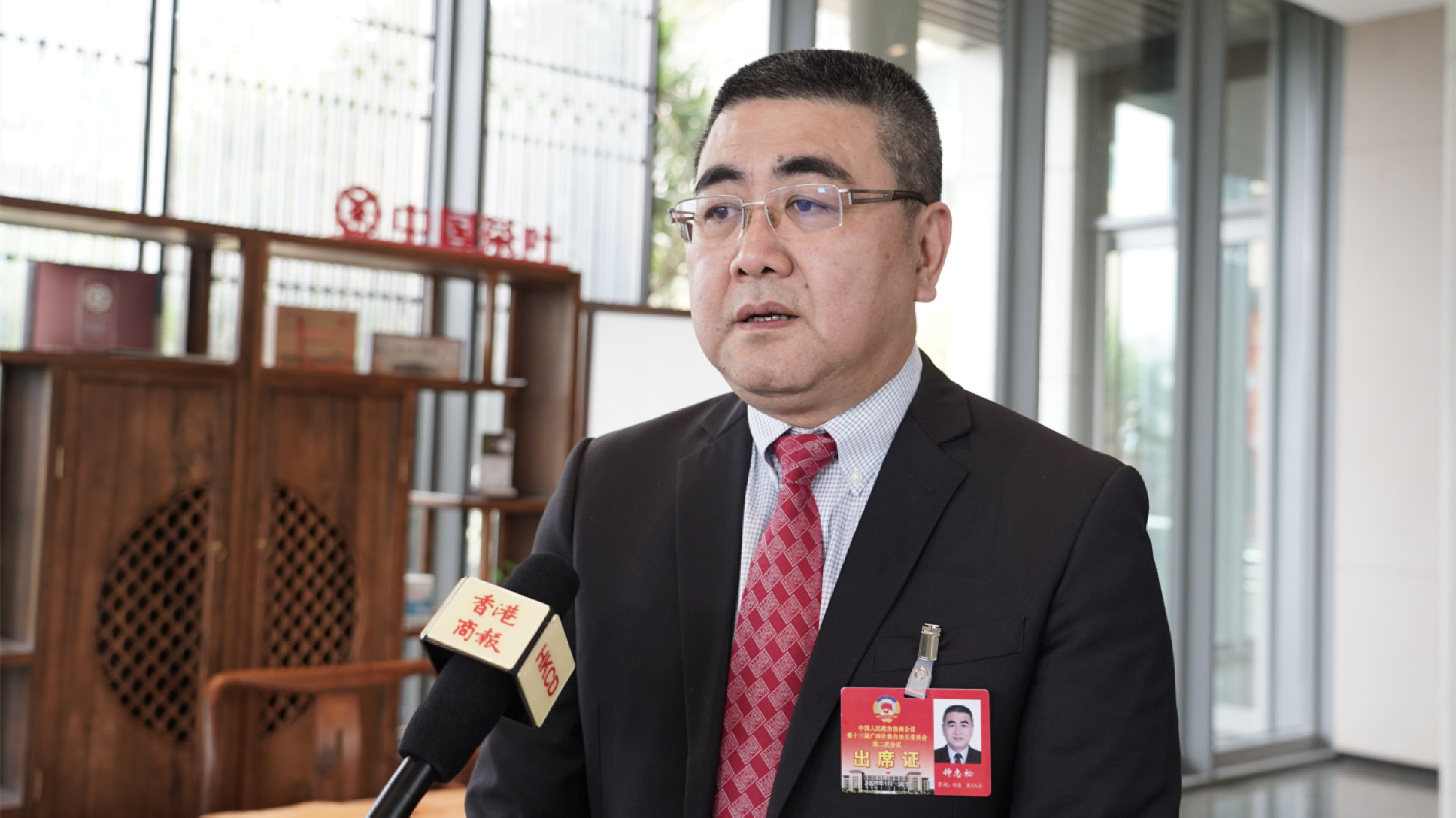 【廣西兩會(huì)】澳委鍾志松：廣西對(duì)接?xùn)|盟發(fā)展應(yīng)暢通人流、物流、資金流、信息流