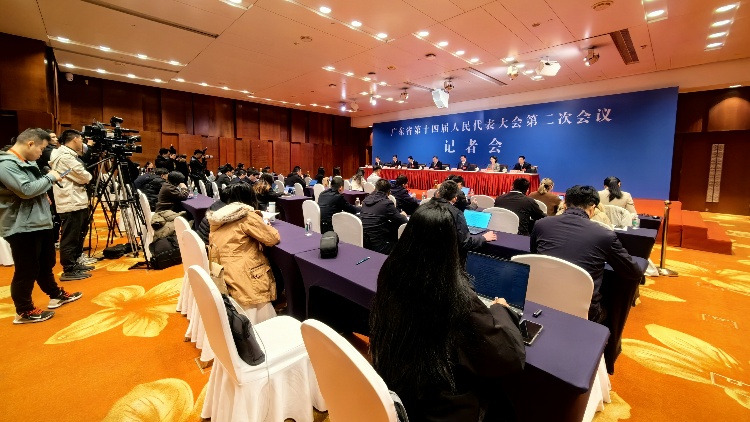 有片∣【廣東兩會(huì)】清遠(yuǎn)市市長(zhǎng)溫文星：冀加快百億企業(yè)、千億產(chǎn)業(yè)集群的發(fā)展步伐