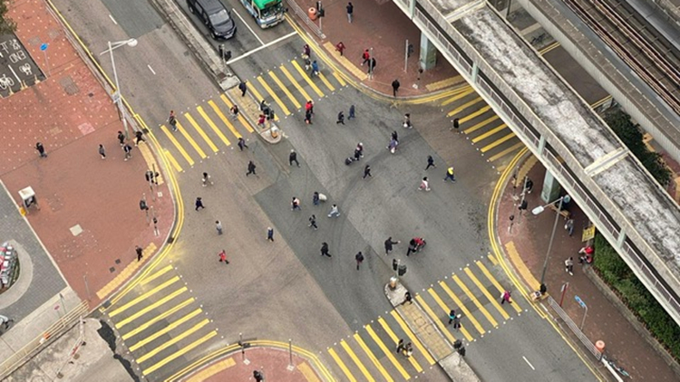全港首個(gè)「對(duì)角行人過(guò)路處」1·31於沙田沙角街與逸泰街路口試點(diǎn)