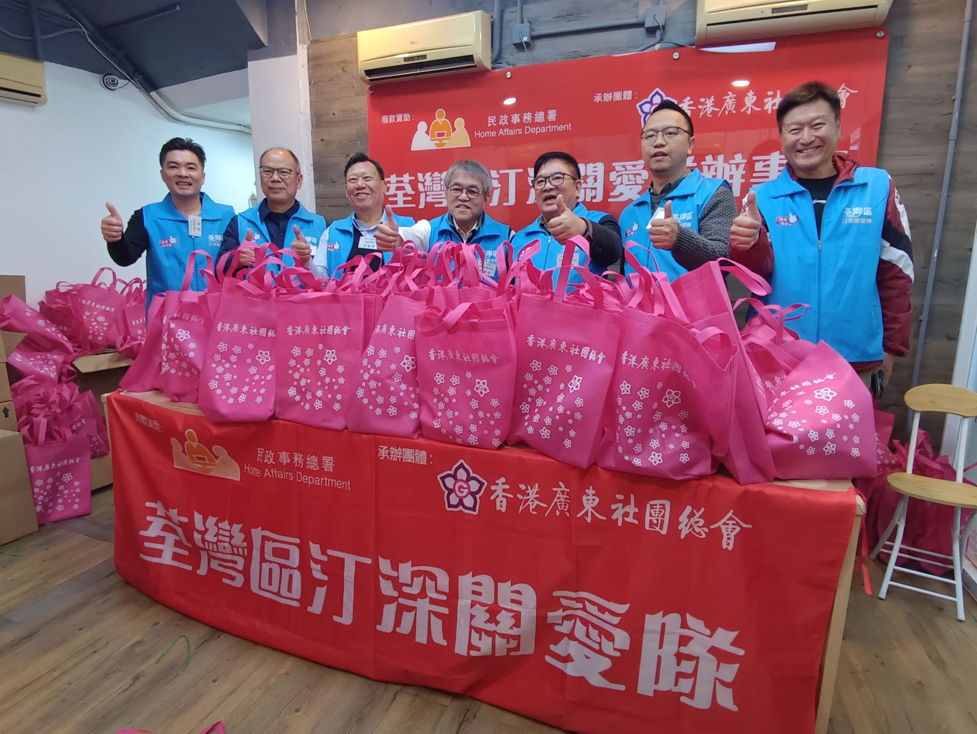 荃灣區(qū)汀深關(guān)愛隊送年糕賀新春