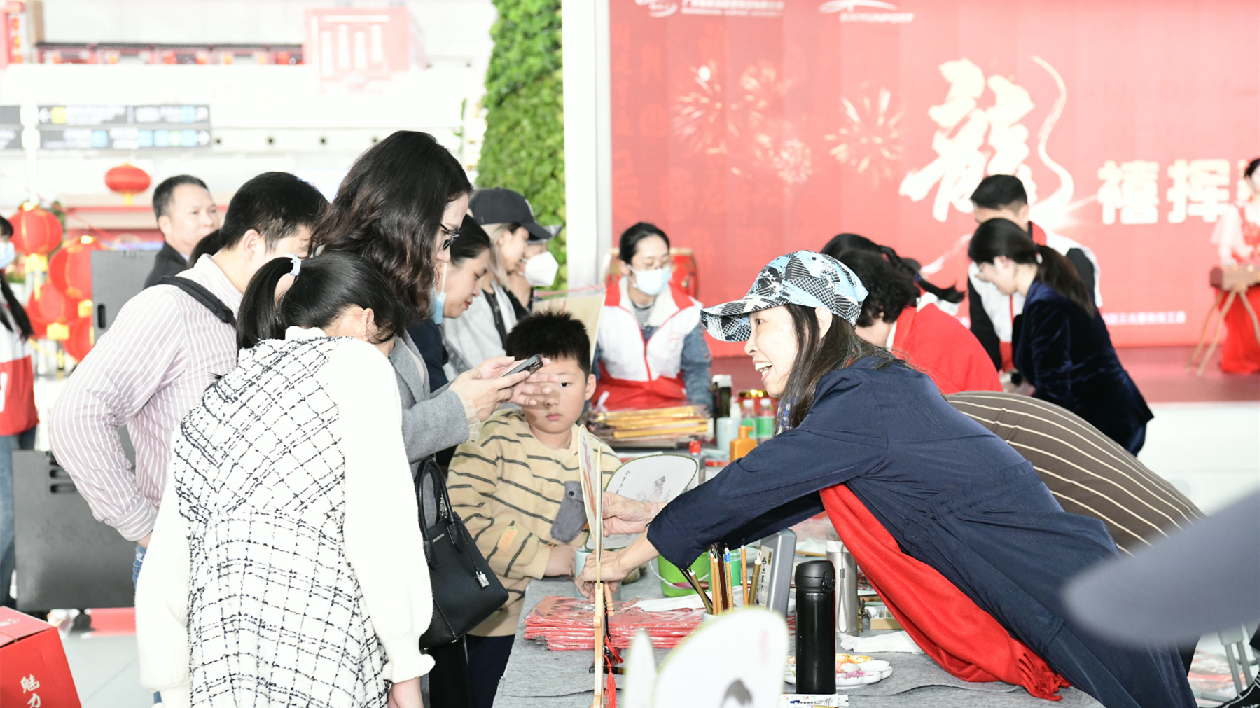 有片∣風(fēng)雨送春歸溫暖回家路 穗白雲(yún)機場舉辦新春迎?；顒? title=