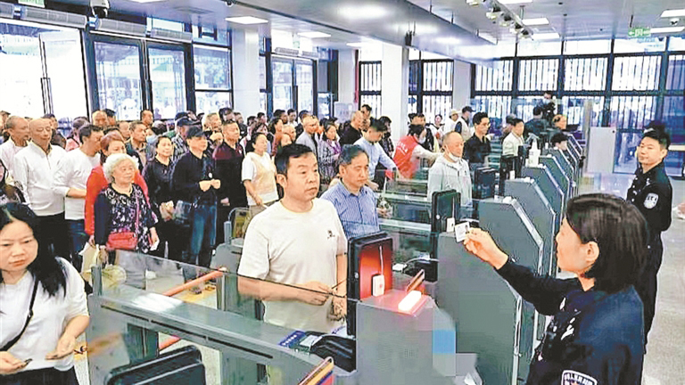 中英街年貨旺銷 沙頭角邊檢精細服務(wù)保關(guān)口順暢