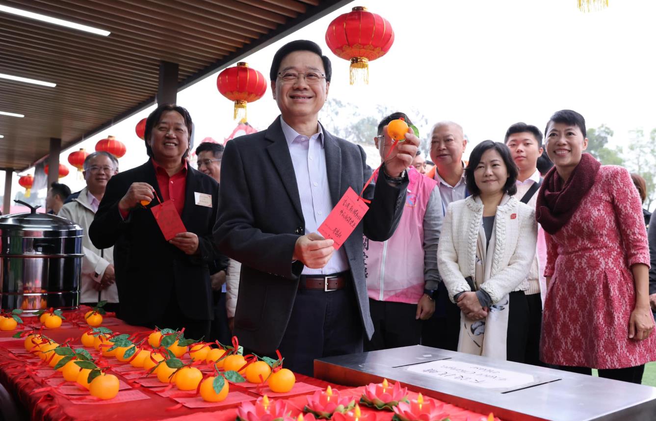 李家超率關(guān)愛隊新春家訪 與百名老友記吃團年飯共賀龍年