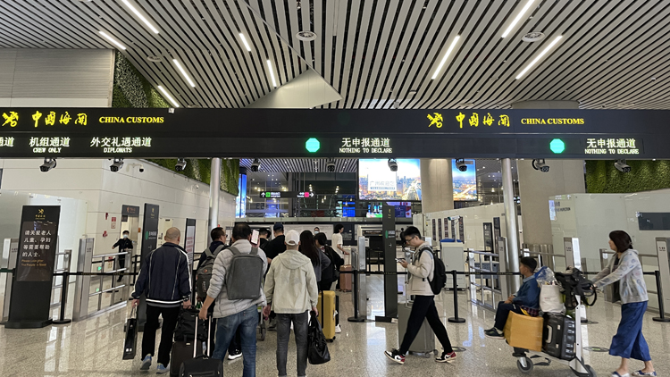 今年1月廣州白雲(yún)機(jī)場口岸進(jìn)出境旅客數(shù)量同比增長約6倍