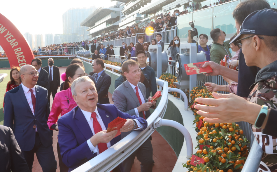 有片丨充當(dāng)財(cái)神向馬迷大派利是 應(yīng)家柏廣東話拜年：恭喜發(fā)財(cái)身體健康