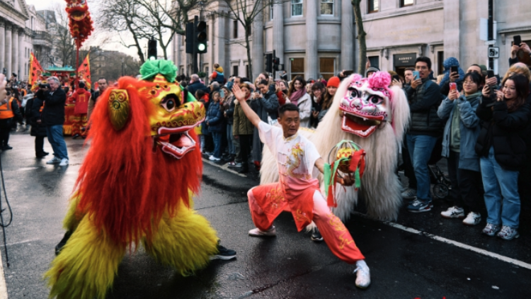 有片丨最威風(fēng)的英歌第一個(gè)出場(chǎng)！龍年英國(guó)倫敦新春慶典盛大舉行