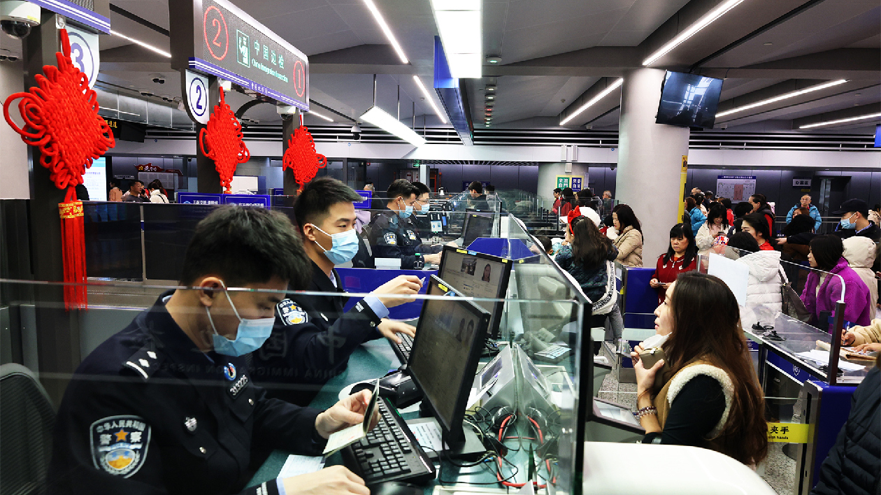 13萬(wàn)人次！港珠澳大橋迎港客「北上」旅遊、探親火熱