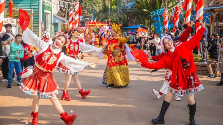 財(cái)神不耽誤談戀愛！情人節(jié)大批情侶攜手共遊歡樂谷