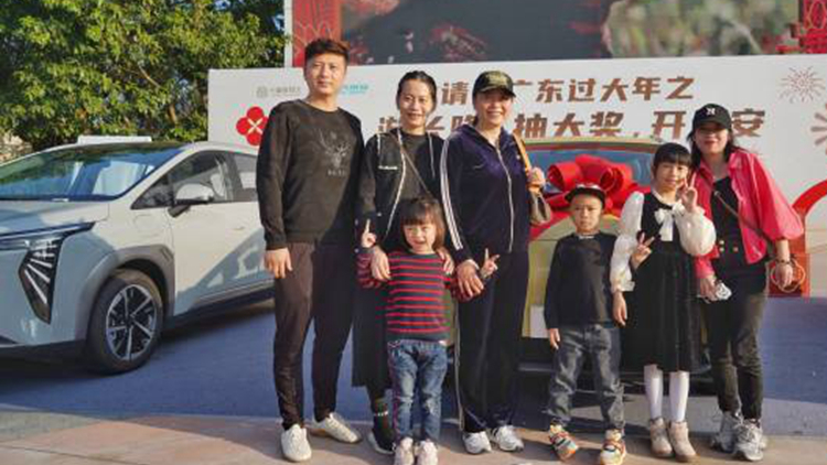 有片｜佛山女子喜獲新車(chē)大獎(jiǎng)：要自駕遊 把好運(yùn)傳遞出去