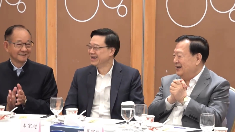 夏寶龍在港考察調(diào)研地區(qū)治理