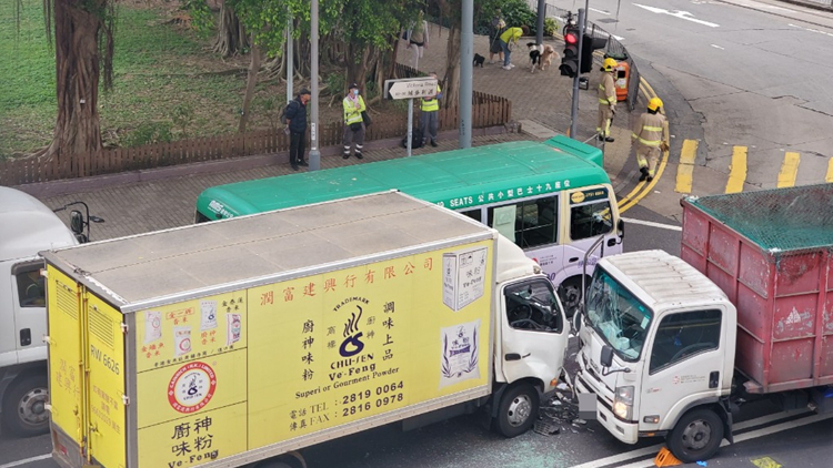 西環(huán)域多利道兩貨車迎頭相撞 兩司機受傷送院治理