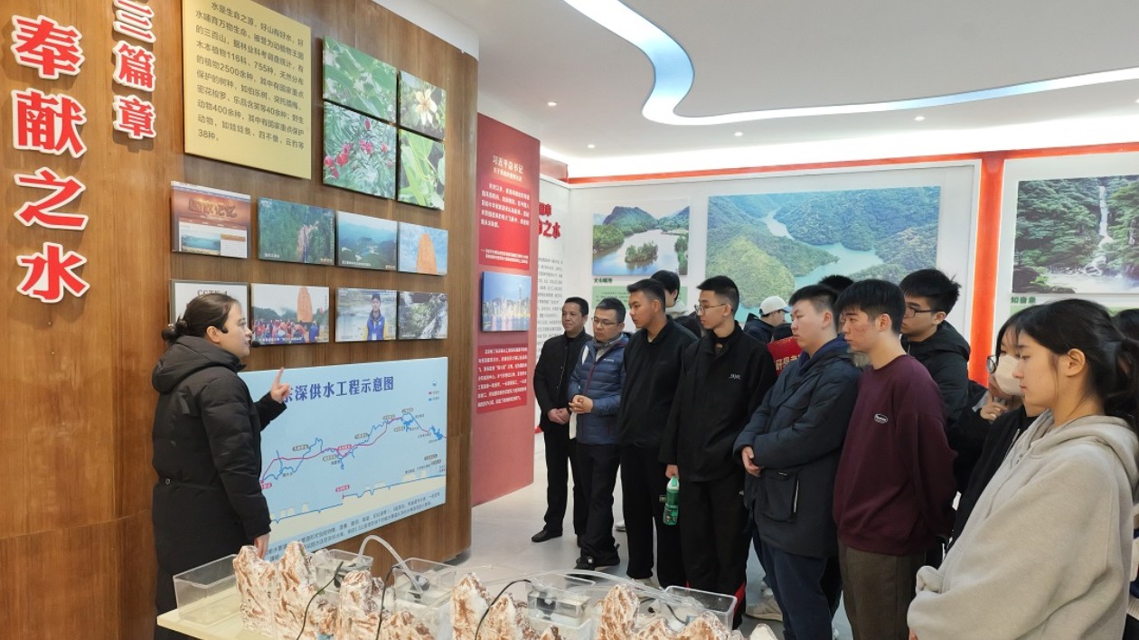 本港中學(xué)生在東江源頭安遠(yuǎn)唱響《我和我的祖國》