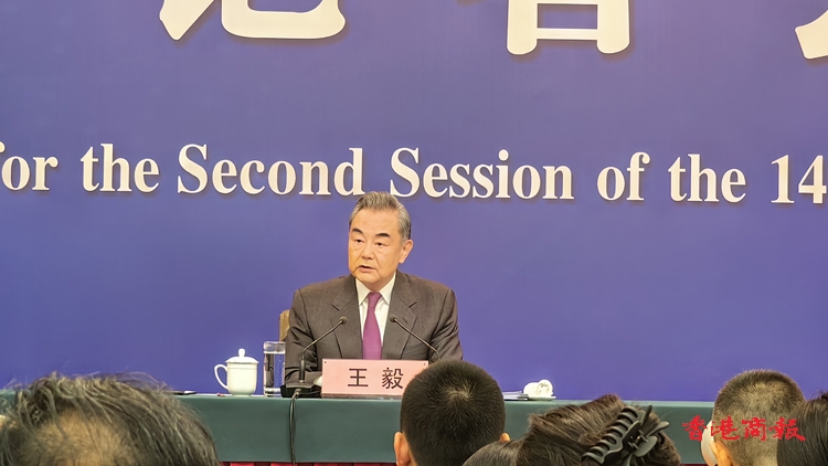 王毅：不能允許有的國(guó)家必須在餐桌上 有的國(guó)家只能在菜單裏