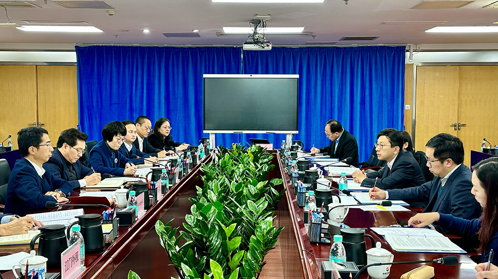 孫玉菡在深圳與輸港勞務(wù)合作企業(yè)會(huì)面