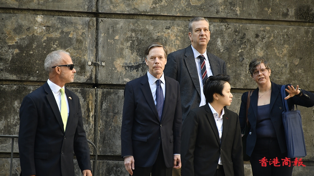 美駐華大使伯恩斯現(xiàn)身中環(huán) 在外國記者會逗留一小時