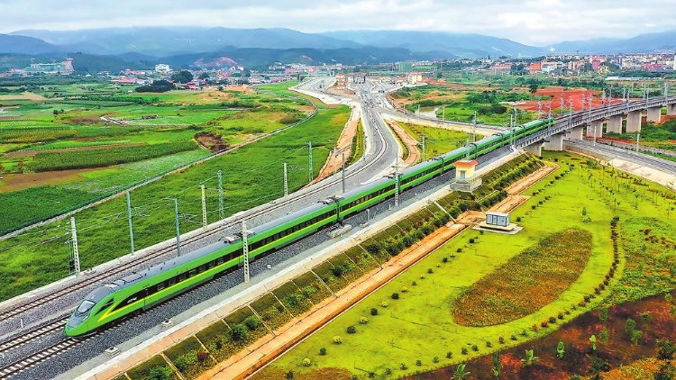 中老鐵路累計發(fā)送旅客突破3000萬人次 累計發(fā)送貨物超3400萬噸