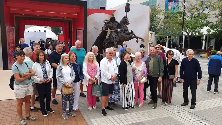 一班歐洲旅客參觀金庸小說人物雕塑展 領(lǐng)略香港深厚文化底蘊