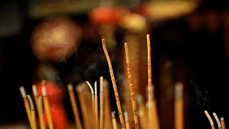 港俾你聽丨上香比上班卷，香港廟宇哪間靈？