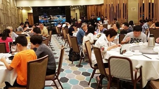 港俾你聽丨在香港食飯，這些「潛規(guī)則」要懂↓