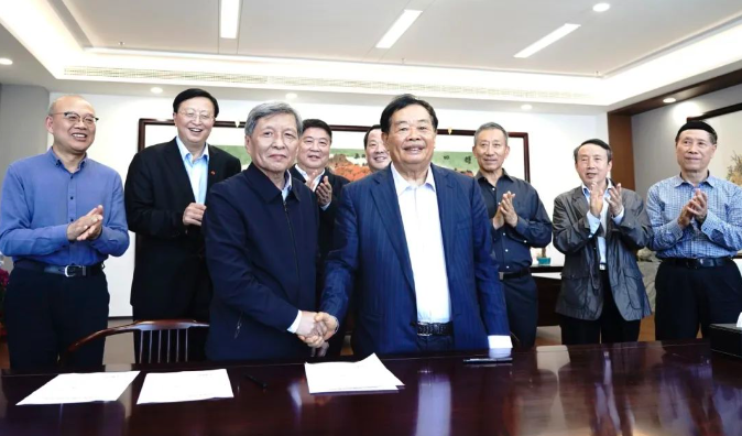 曹德旺「換將」！網(wǎng)紅校長(zhǎng)王樹國(guó)執(zhí)掌福耀科技大學(xué)