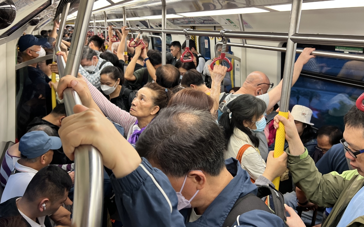 圖集｜復(fù)活節(jié)假期首日 北上人潮擠爆港鐵
