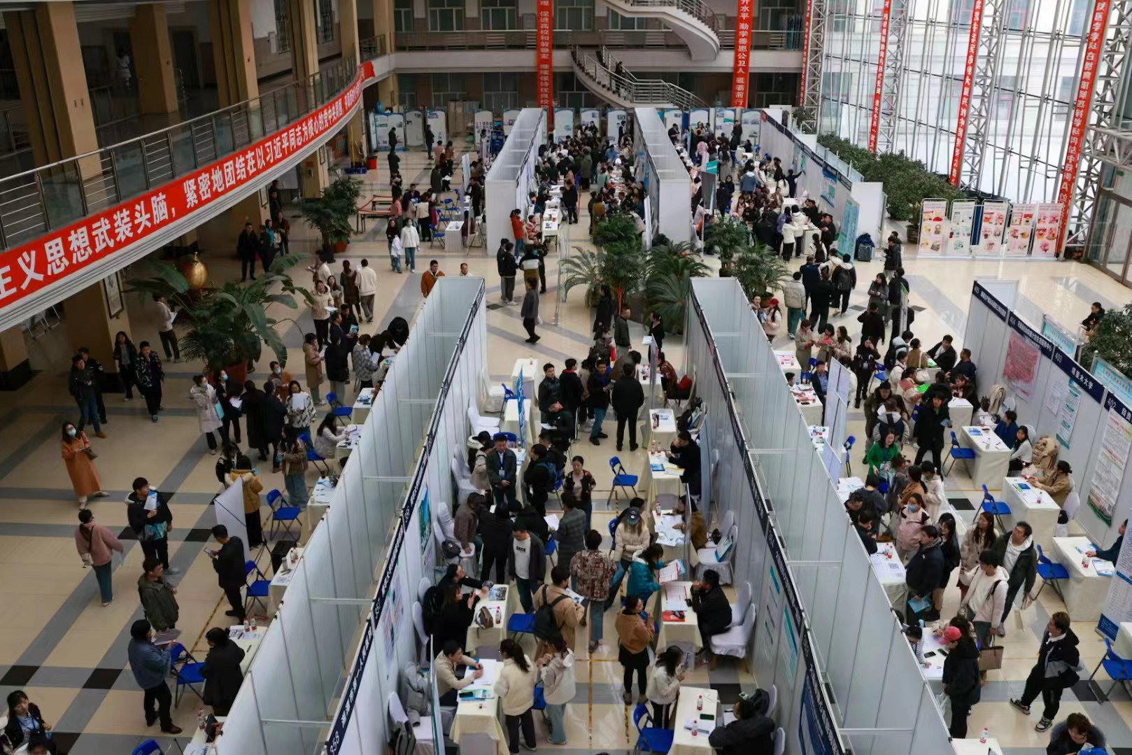 哈爾濱醫(yī)科大學(xué)：舉辦30場招聘會 為高質(zhì)量就業(yè)鋪路架橋