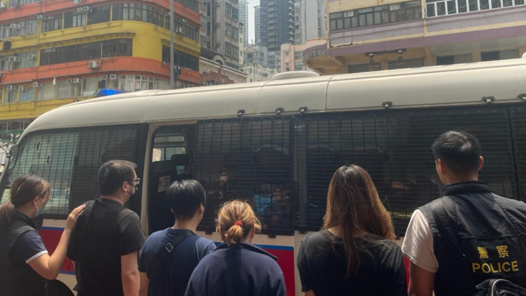 警方深水埗搗破非法釣魚機(jī)賭檔 拘負(fù)責(zé)人及4賭客